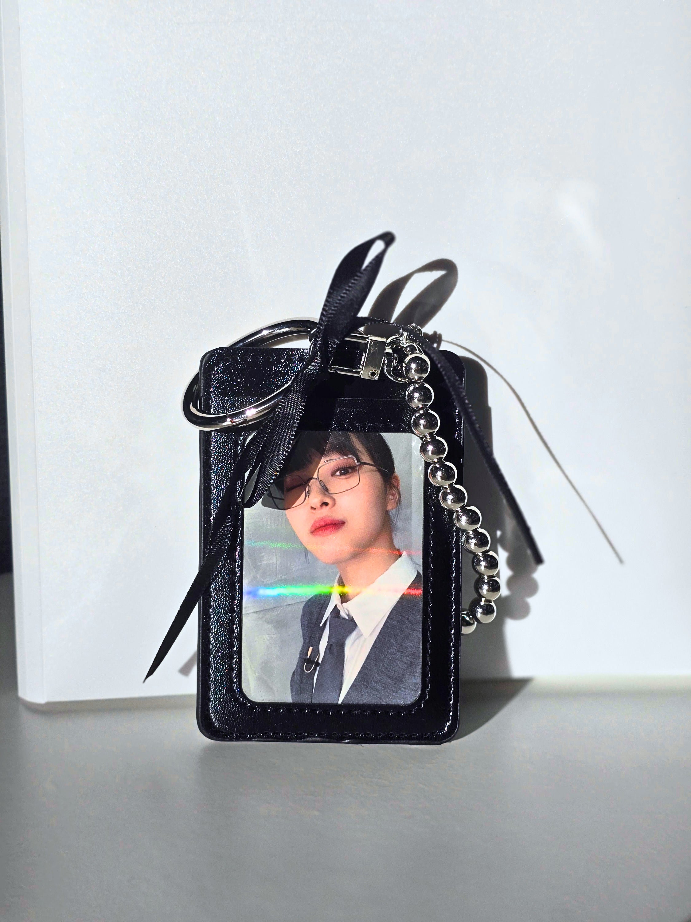 Photocard Holder Schwarz mit Anhänger und Schleife