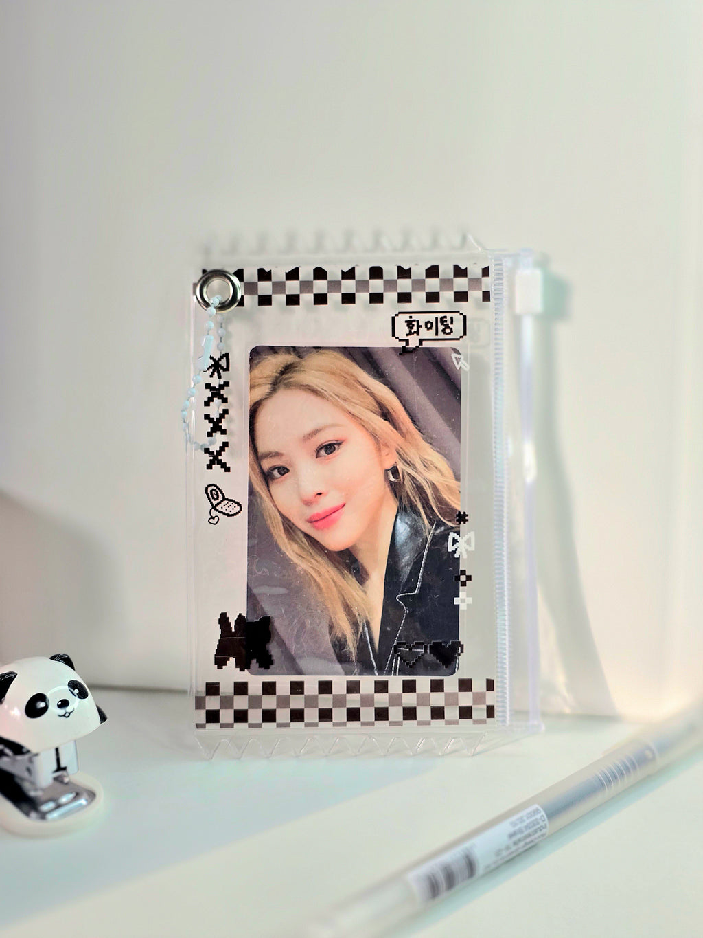 Y2K Hwaiting Photocard Holder transparent mit schwarzer Grafik
